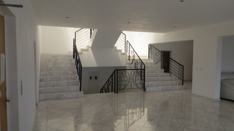 5 Bedroom Property for Sale in Mountainside Western Cape